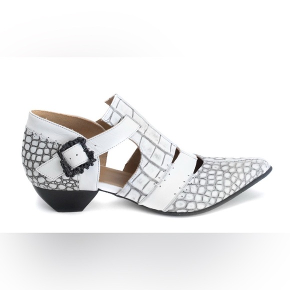 FLUEVOG Truth Alisha Sz 9.5 T-Strap with Skull Buckle Low Heel Leather Sandals - Picture 2 of 15